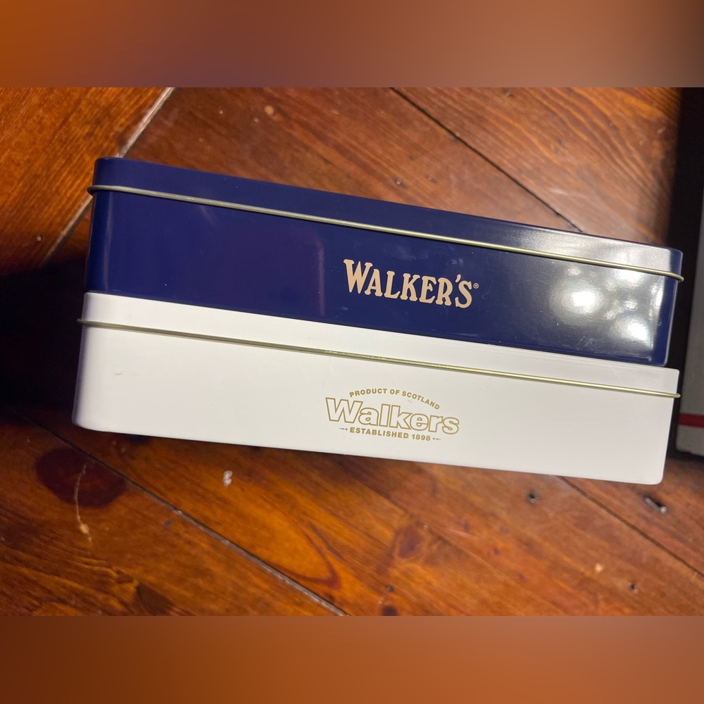Walkers | Collector Edition King Charles and Queen Elizabeth Collector Tins - Picture 5 of 6
